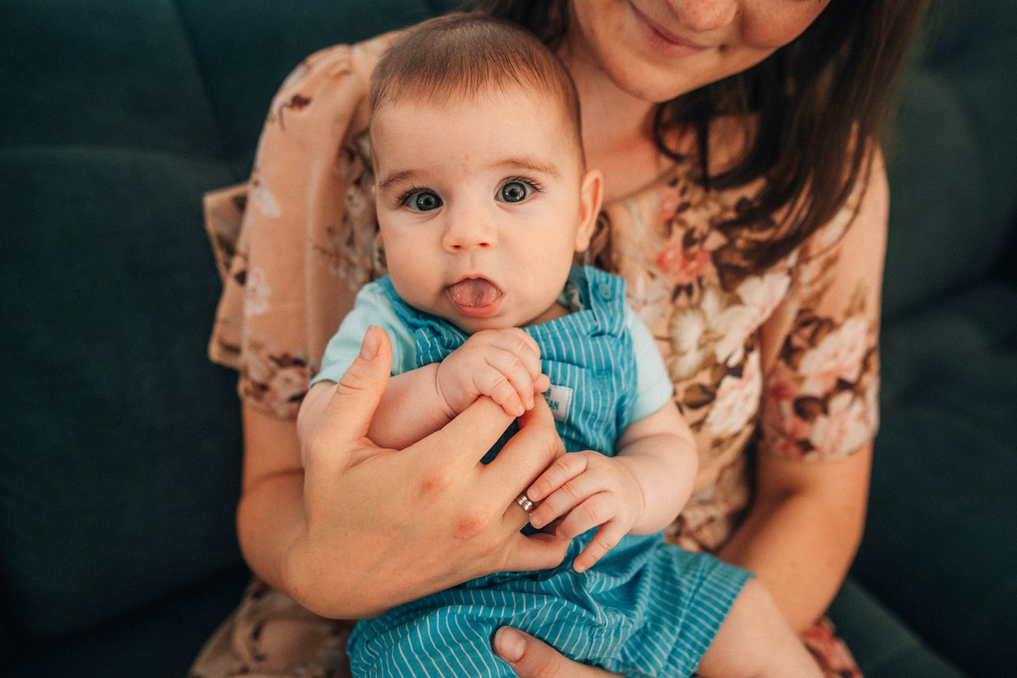 Rodinná fotografie, rodinné focení, veselá rodina v přírodě, láska, smích, emoce, fotograf Lukáš Kenji Vrábel