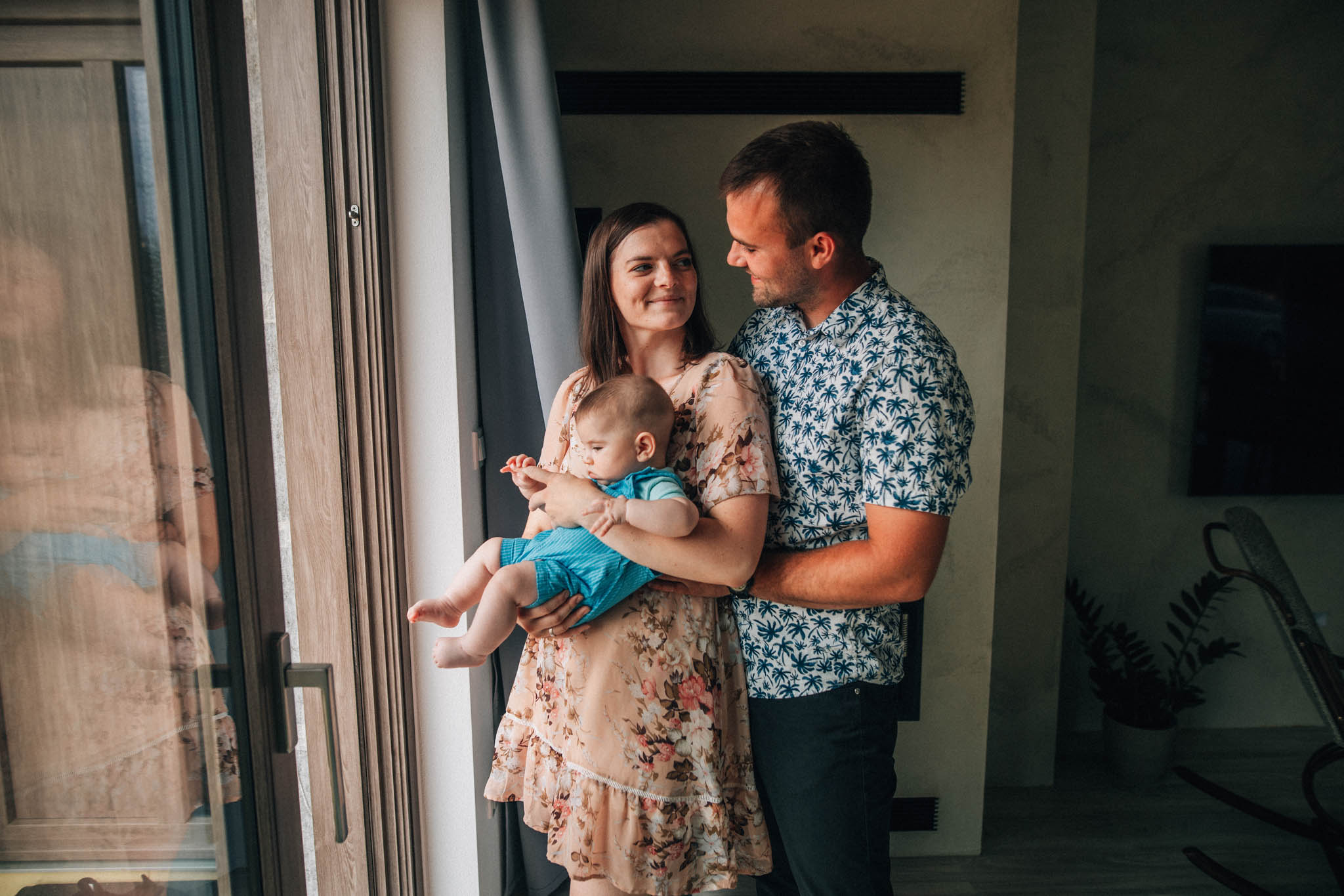 Rodinná fotografie, rodinné focení, veselá rodina v přírodě, láska, smích, emoce, fotograf Lukáš Kenji Vrábel