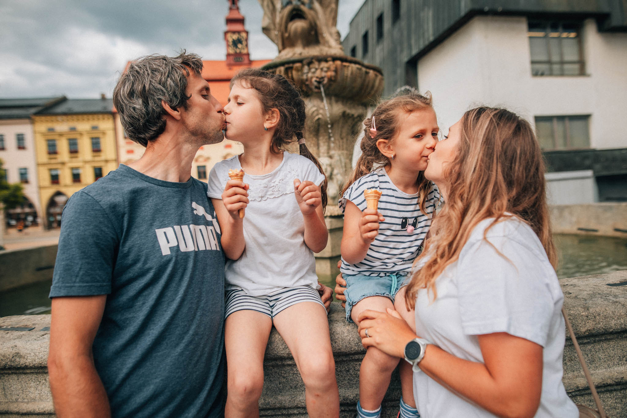 Rodinná fotografie, rodinné focení, veselá rodina v přírodě, láska, smích, emoce, fotograf Lukáš Kenji Vrábel