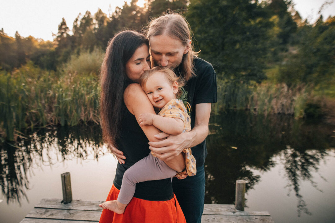 Rodinná fotografie, rodinné focení, veselá rodina v přírodě, láska, smích, emoce, fotograf Lukáš Kenji Vrábel