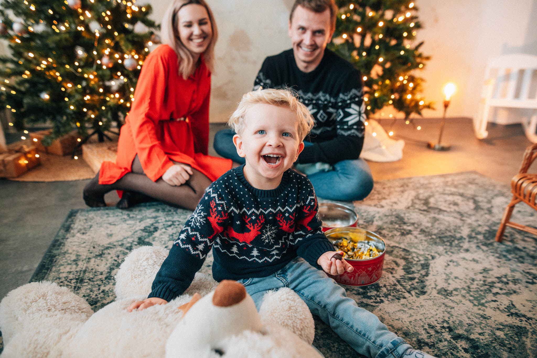 Rodinná fotografie, rodinné focení, veselá rodina v přírodě, láska, smích, emoce, fotograf Lukáš Kenji Vrábel