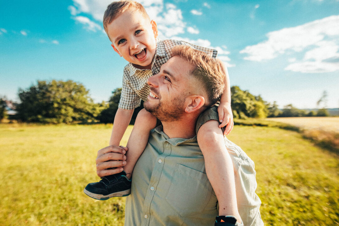 Rodinná fotografie, rodinné focení, veselá rodina v přírodě, láska, smích, emoce, fotograf Lukáš Kenji Vrábel