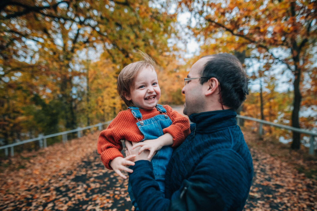 Rodinná fotografie, rodinné focení, veselá rodina v přírodě, láska, smích, emoce, fotograf Lukáš Kenji Vrábel