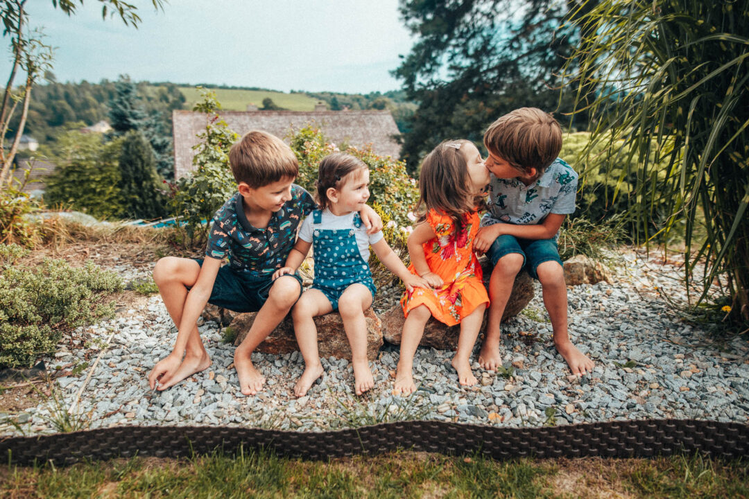 Rodinná fotografie, rodinné focení, veselá rodina v přírodě, láska, smích, emoce, fotograf Lukáš Kenji Vrábel