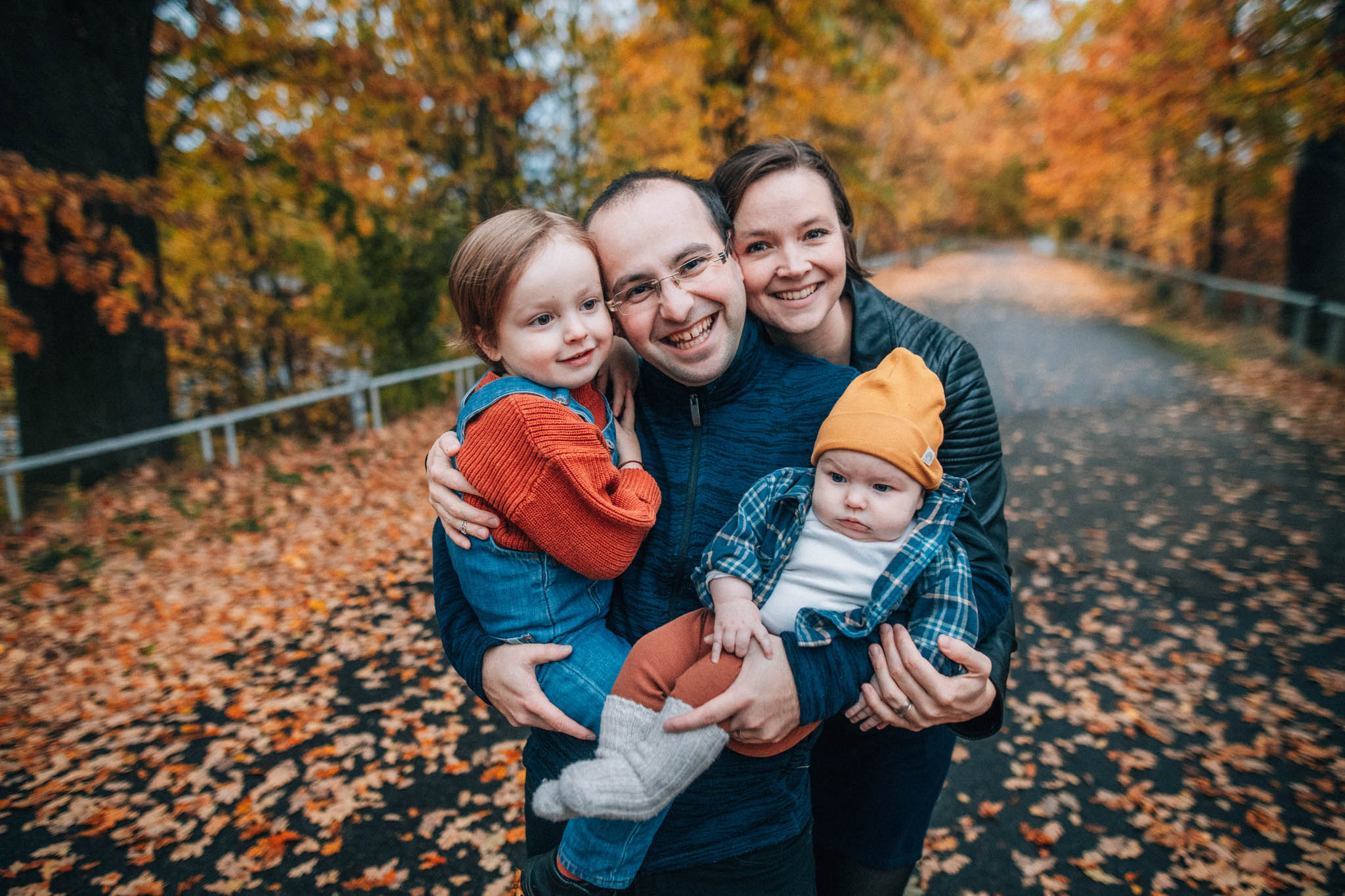 Rodinná fotografie, rodinné focení, veselá rodina v přírodě, láska, smích, emoce, fotograf Lukáš Kenji Vrábel