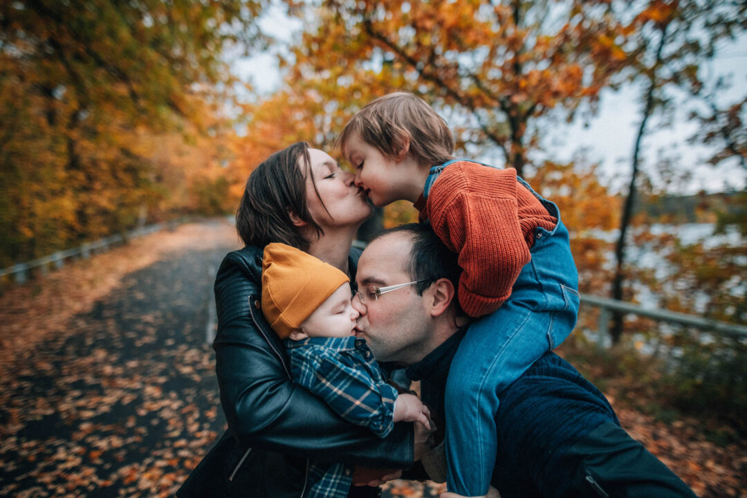 Rodinná fotografie, rodinné focení, veselá rodina v přírodě, láska, smích, emoce, fotograf Lukáš Kenji Vrábel