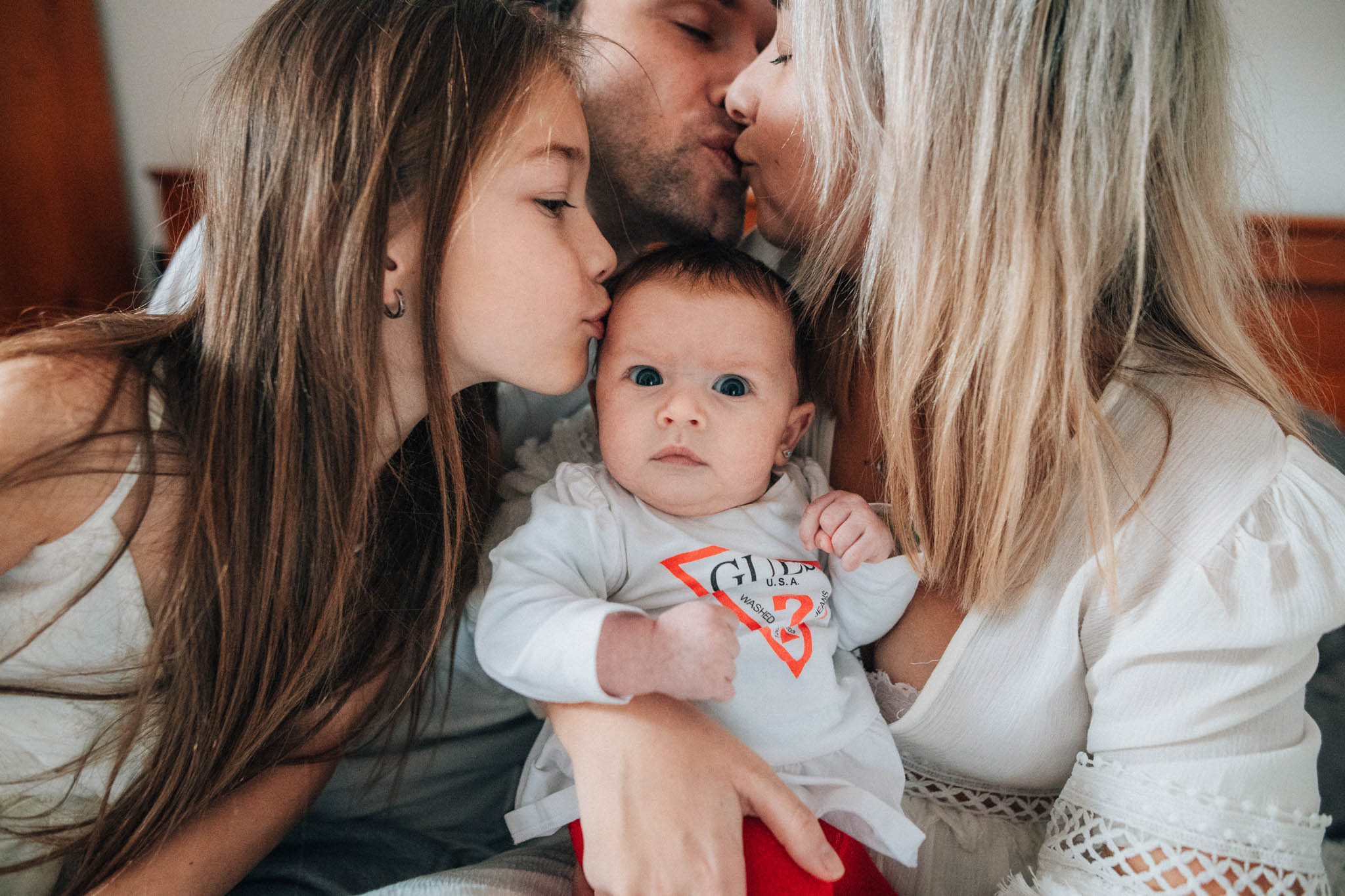 Rodinná fotografie, rodinné focení, veselá rodina v přírodě, láska, smích, emoce, fotograf Lukáš Kenji Vrábel