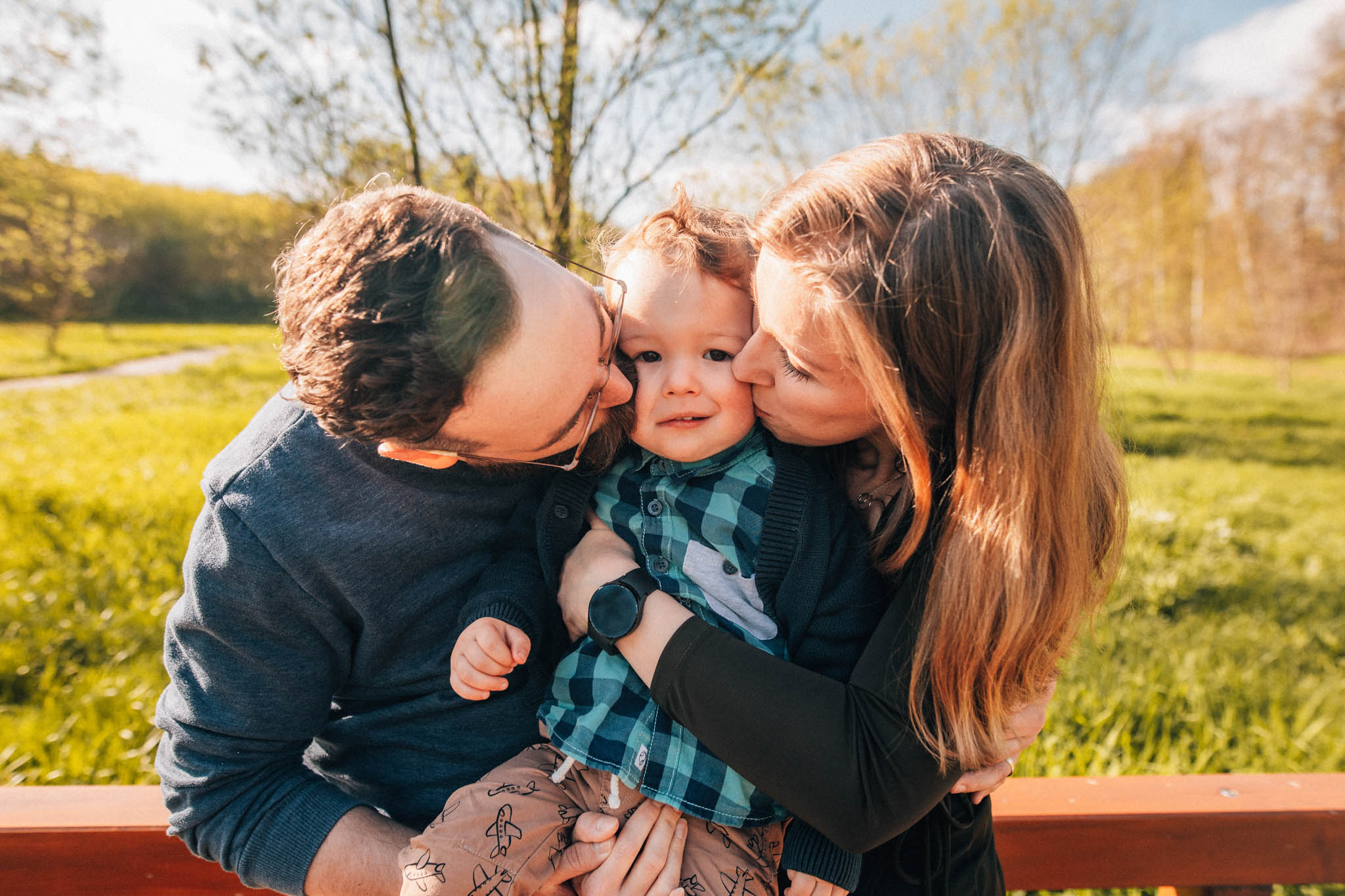 Rodinná fotografie, rodinné focení, veselá rodina v přírodě, láska, smích, emoce, fotograf Lukáš Kenji Vrábel