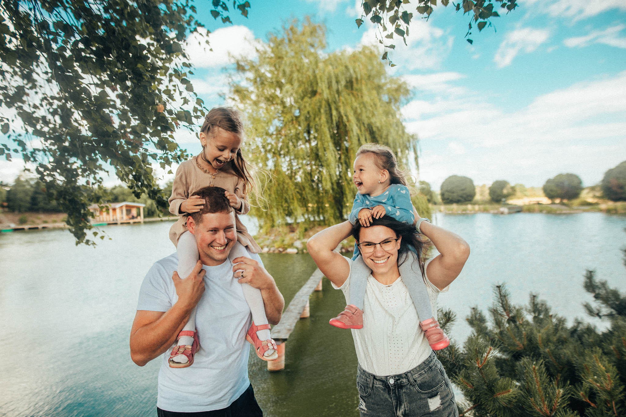 Rodinná fotografie, rodinné focení, veselá rodina v přírodě, láska, smích, emoce, fotograf Lukáš Kenji Vrábel