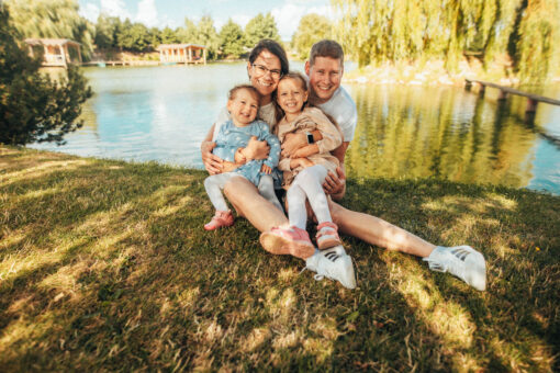 Rodinná fotografie, rodinné focení, veselá rodina v přírodě, láska, smích, emoce, fotograf Lukáš Kenji Vrábel