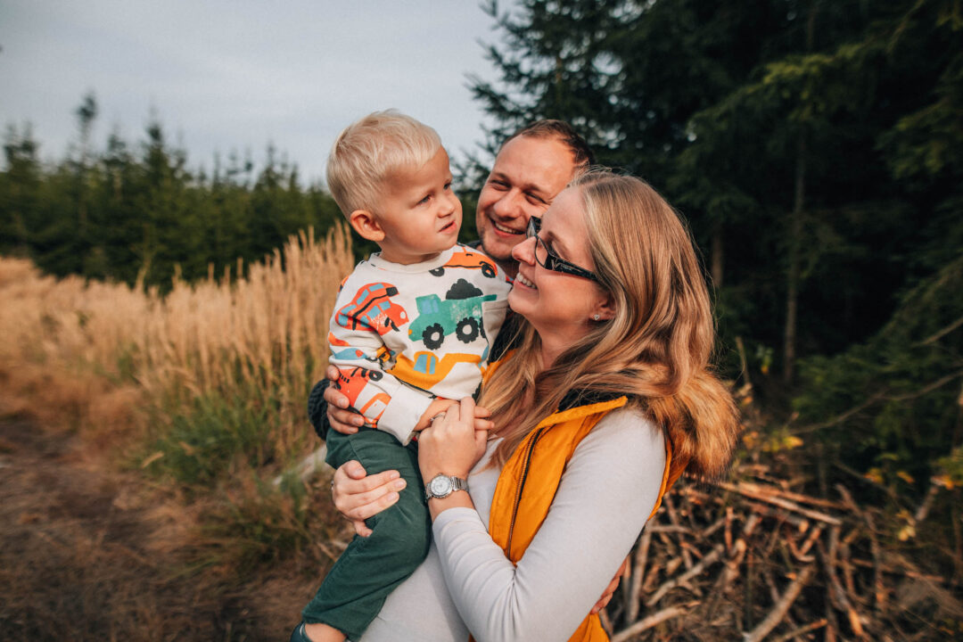 Rodinná fotografie, rodinné focení, veselá rodina v přírodě, láska, smích, emoce, fotograf Lukáš Kenji Vrábel