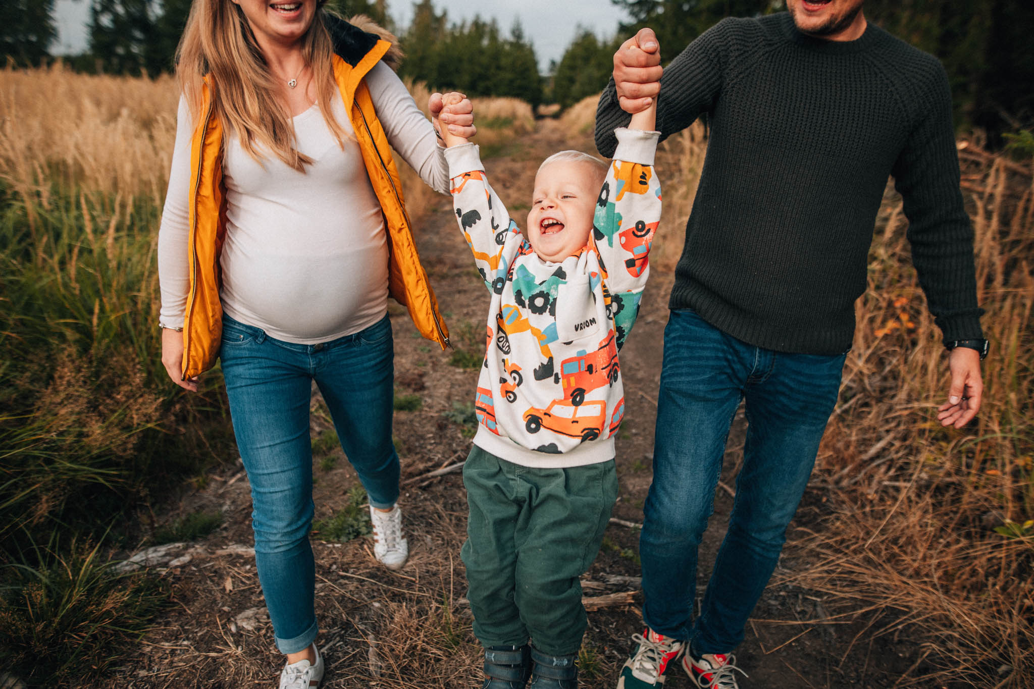 Rodinná fotografie, rodinné focení, veselá rodina v přírodě, láska, smích, emoce, fotograf Lukáš Kenji Vrábel