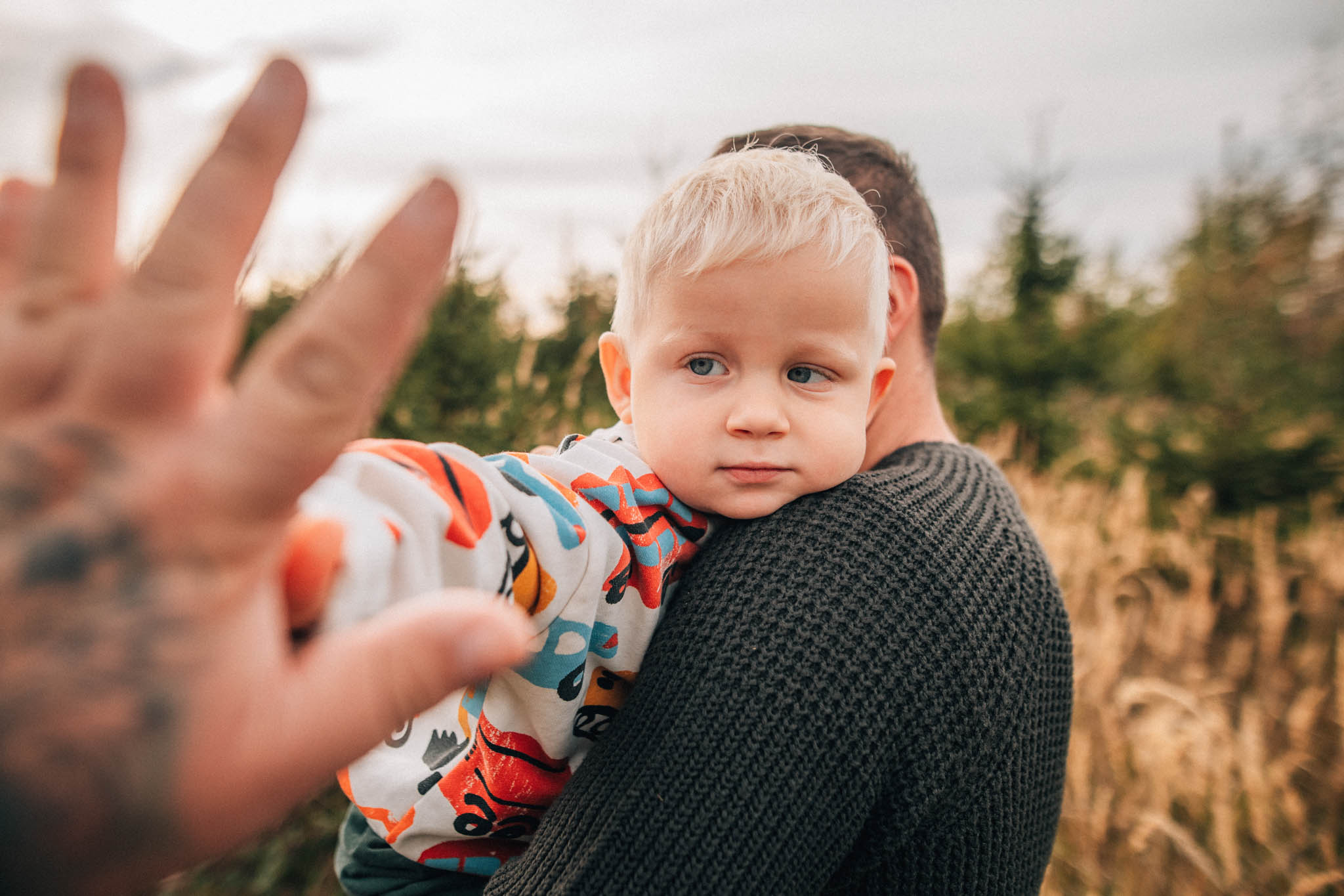 Rodinná fotografie, rodinné focení, veselá rodina v přírodě, láska, smích, emoce, fotograf Lukáš Kenji Vrábel