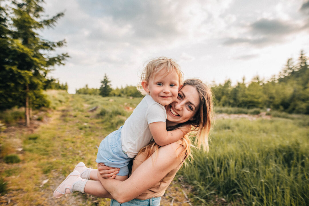 Rodinná fotografie, rodinné focení, veselá rodina v přírodě, láska, smích, emoce, fotograf Lukáš Kenji Vrábel