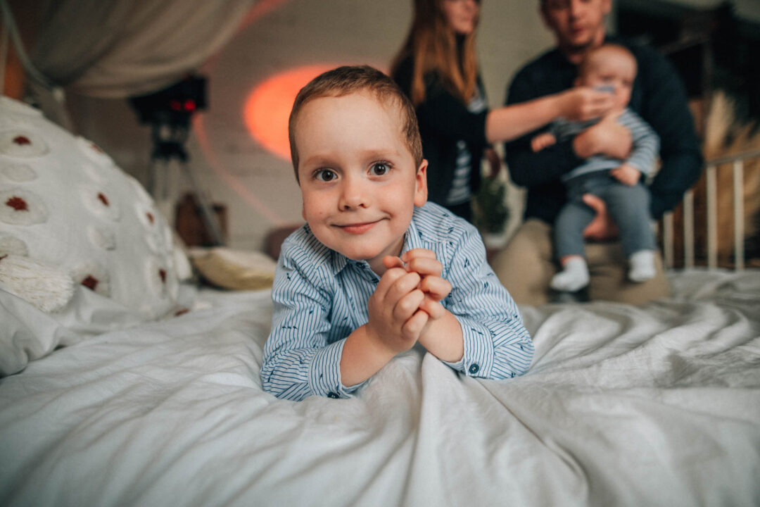 Rodinná fotografie, rodinné focení, veselá rodina v přírodě, láska, smích, emoce, fotograf Lukáš Kenji Vrábel