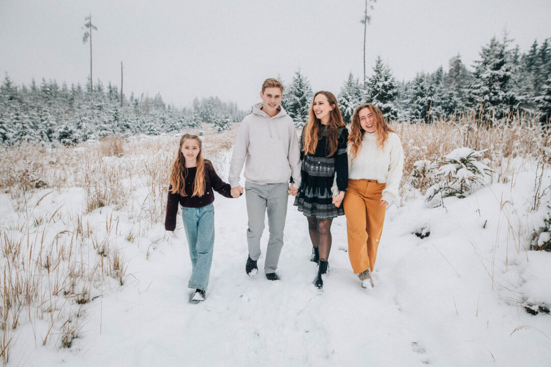 Rodinná fotografie, rodinné focení, veselá rodina v přírodě, láska, smích, emoce, fotograf Lukáš Kenji Vrábel