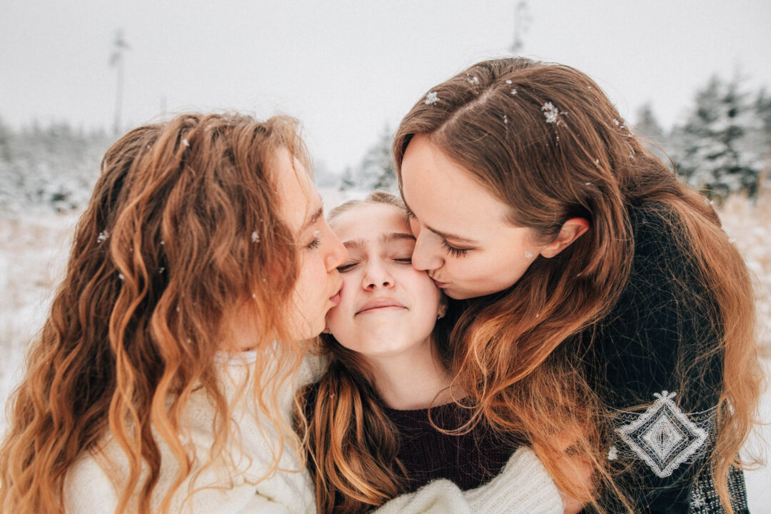 Rodinná fotografie, rodinné focení, veselá rodina v přírodě, láska, smích, emoce, fotograf Lukáš Kenji Vrábel