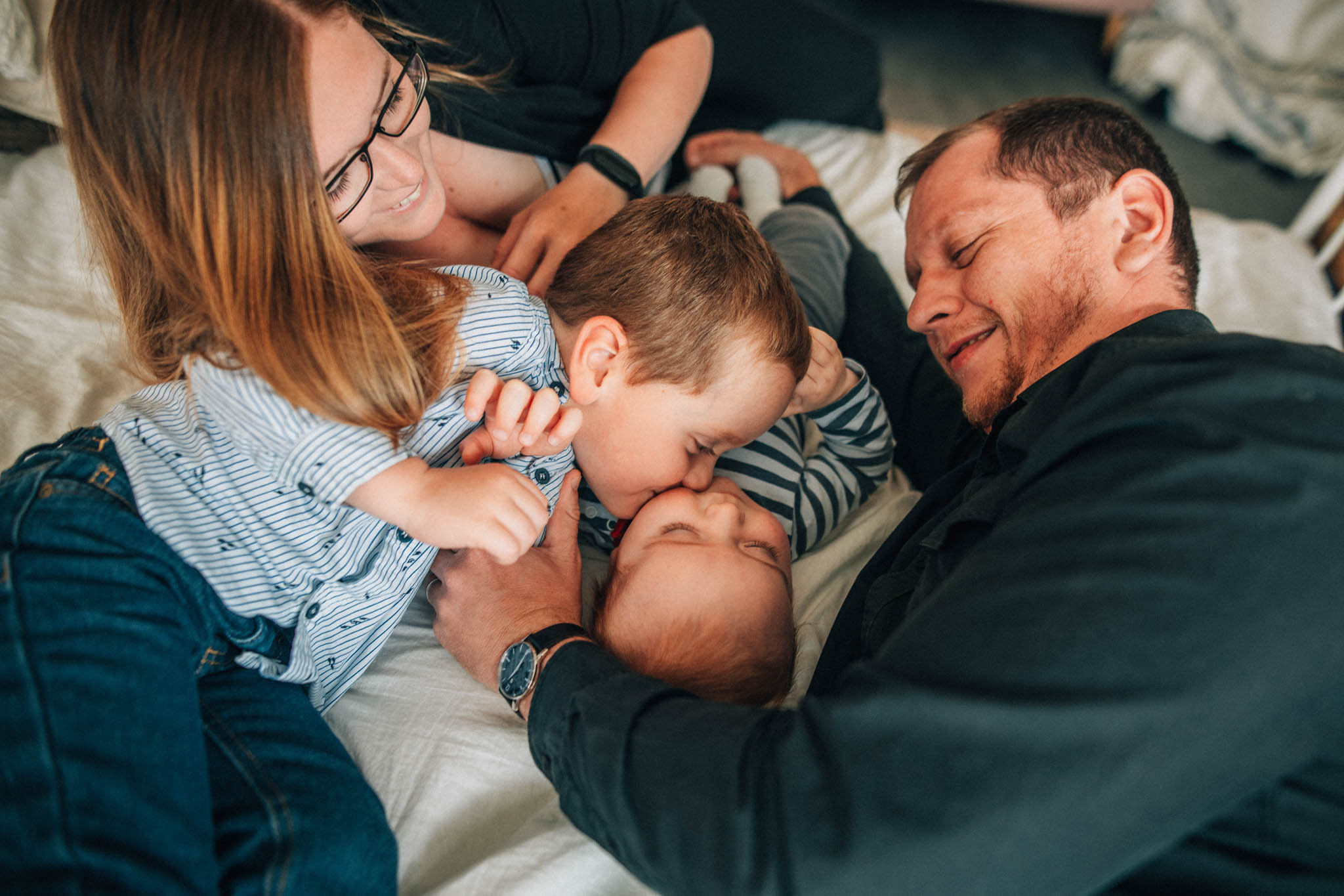 Rodinná fotografie, rodinné focení, veselá rodina v přírodě, láska, smích, emoce, fotograf Lukáš Kenji Vrábel
