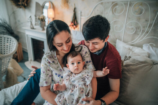 Rodinná fotografie, rodinné focení, veselá rodina v přírodě, láska, smích, emoce, fotograf Lukáš Kenji Vrábel