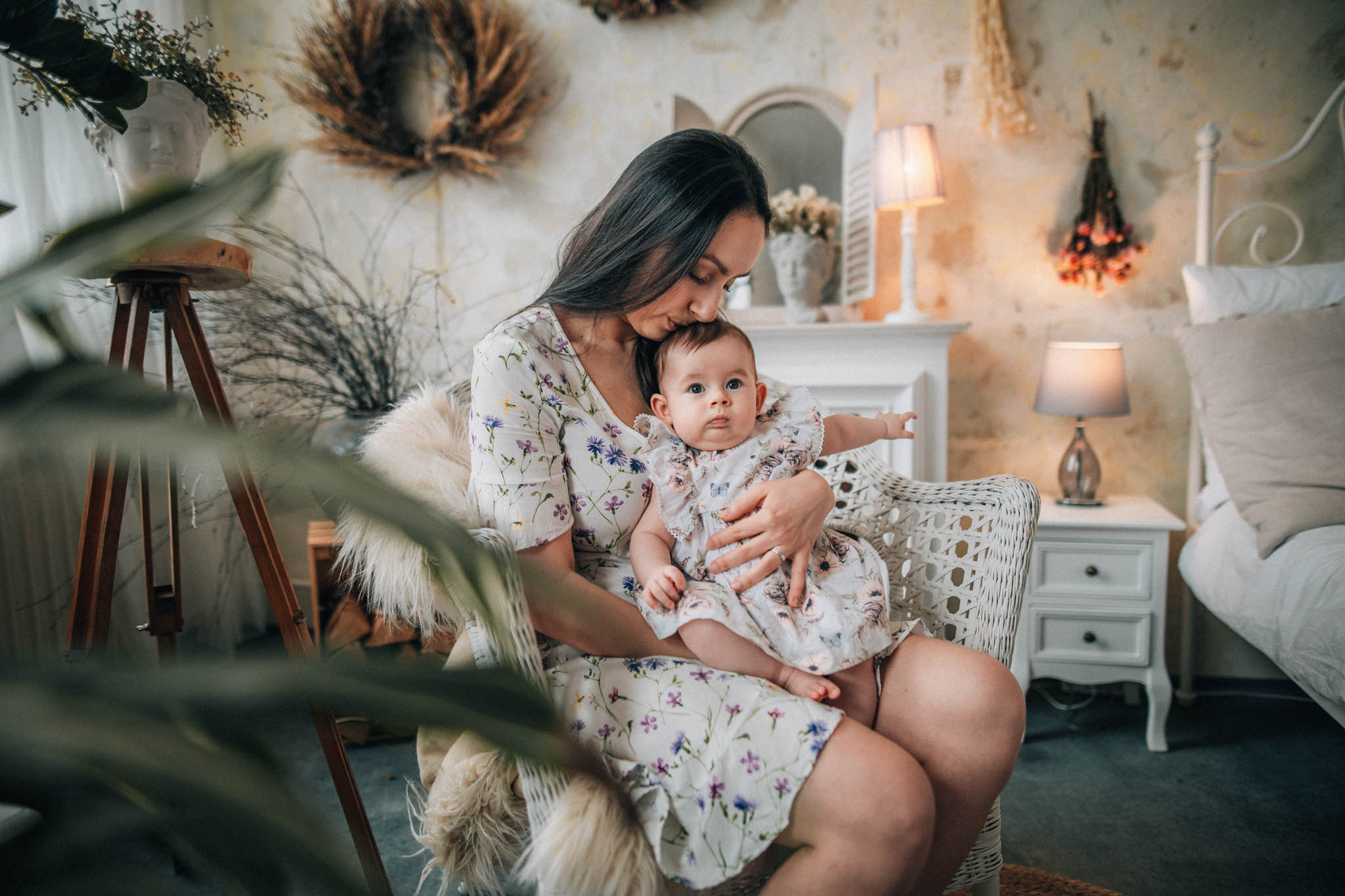 Rodinná fotografie, rodinné focení, veselá rodina v přírodě, láska, smích, emoce, fotograf Lukáš Kenji Vrábel