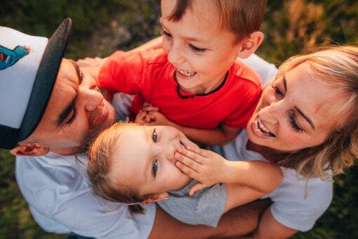 Rodinná fotografie, rodinné focení, veselá rodina v přírodě, láska, smích, emoce, fotograf Lukáš Kenji Vrábel