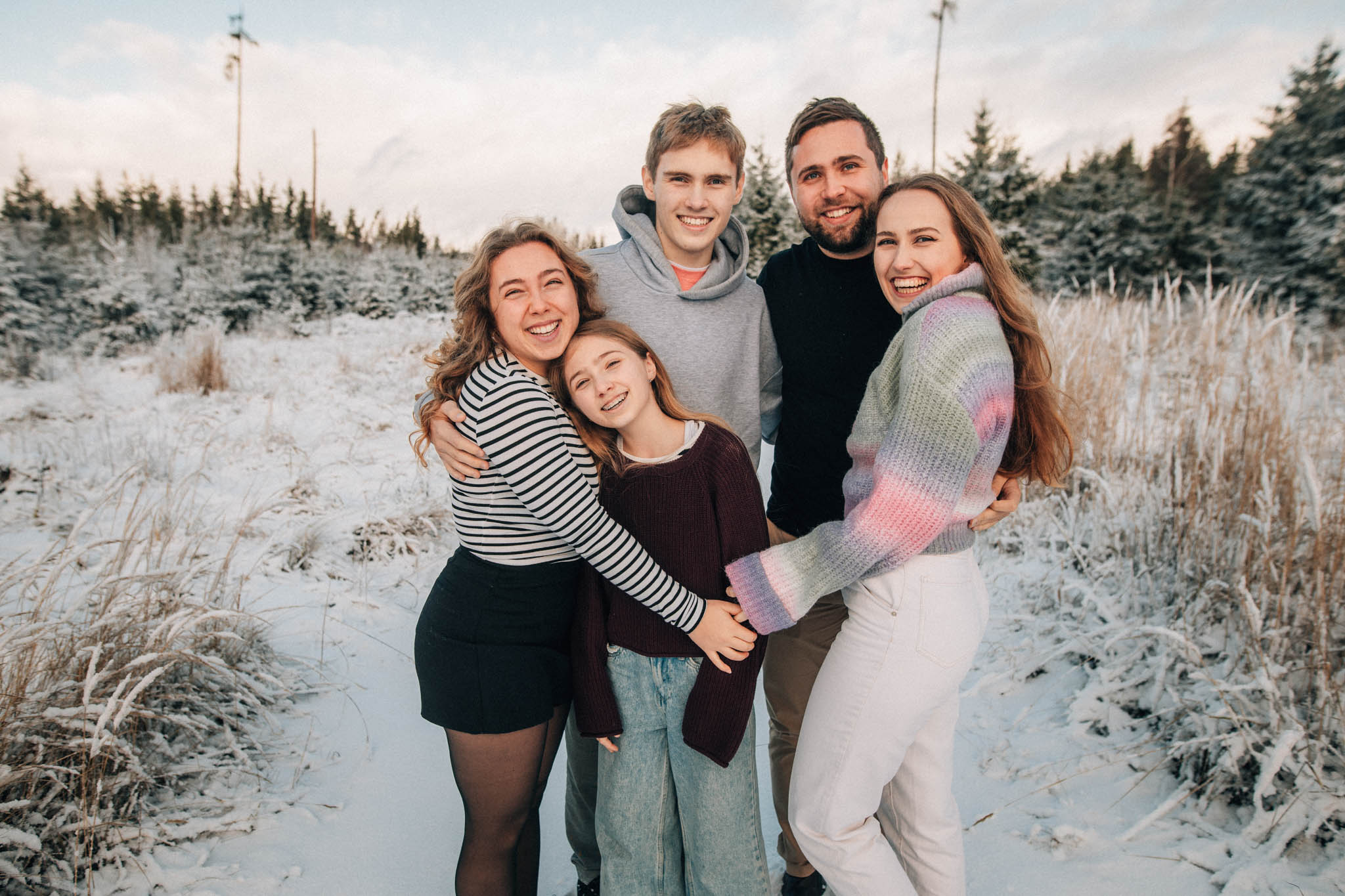 Rodinná fotografie, rodinné focení, veselá rodina v přírodě, láska, smích, emoce, fotograf Lukáš Kenji Vrábel