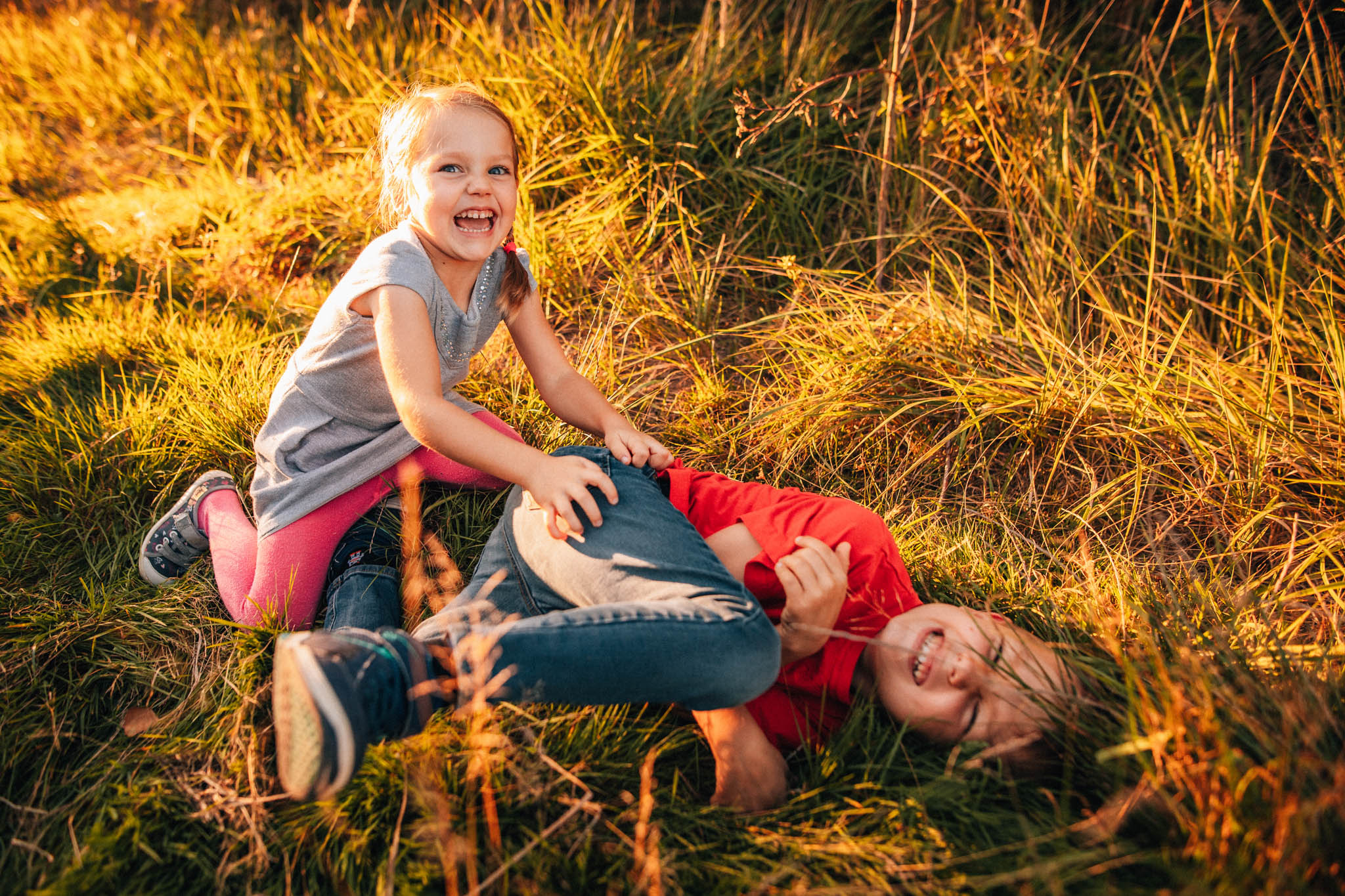Rodinná fotografie, rodinné focení, veselá rodina v přírodě, láska, smích, emoce, fotograf Lukáš Kenji Vrábel