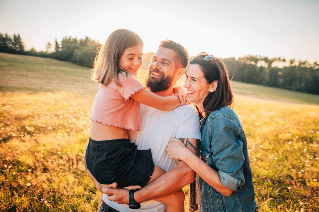 Rodinná fotografie, rodinné focení, veselá rodina v přírodě, láska, smích, emoce, fotograf Lukáš Kenji Vrábel