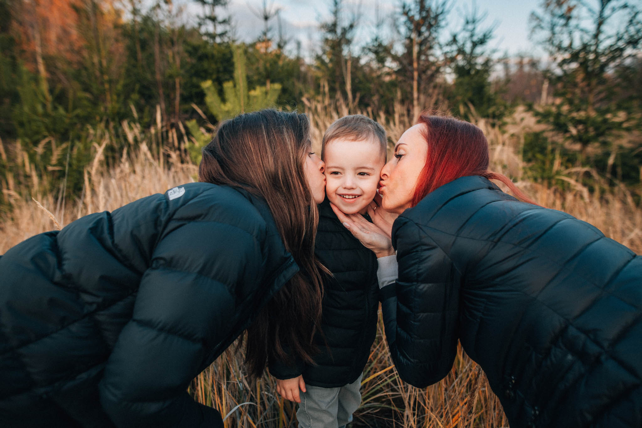 Rodinná fotografie, rodinné focení, veselá rodina v přírodě, láska, smích, emoce, fotograf Lukáš Kenji Vrábel