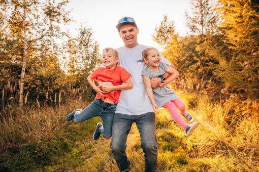 Rodinná fotografie, rodinné focení, veselá rodina v přírodě, láska, smích, emoce, fotograf Lukáš Kenji Vrábel