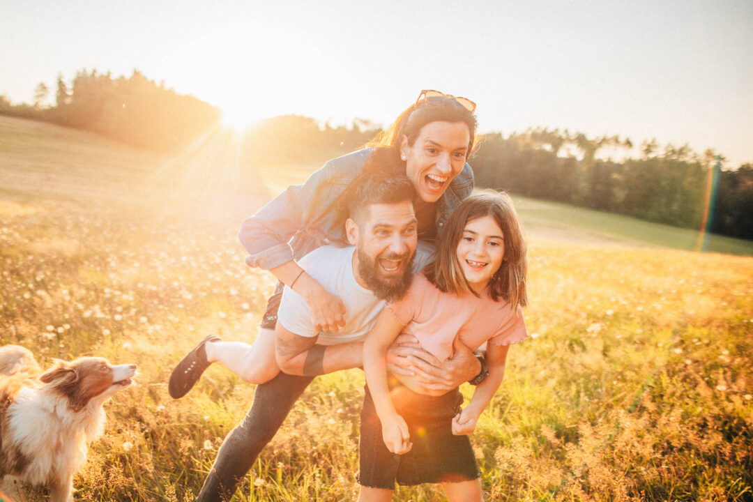 Rodinná fotografie, rodinné focení, veselá rodina v přírodě, láska, smích, emoce, fotograf Lukáš Kenji Vrábel