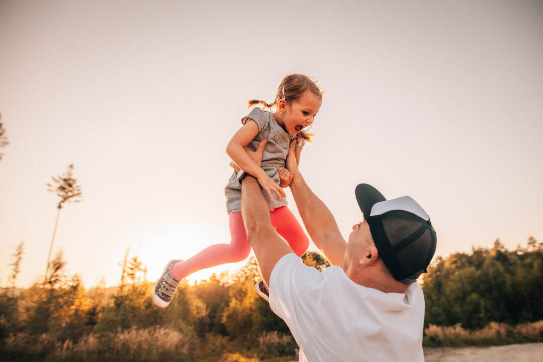 Rodinná fotografie, rodinné focení, veselá rodina v přírodě, láska, smích, emoce, fotograf Lukáš Kenji Vrábel