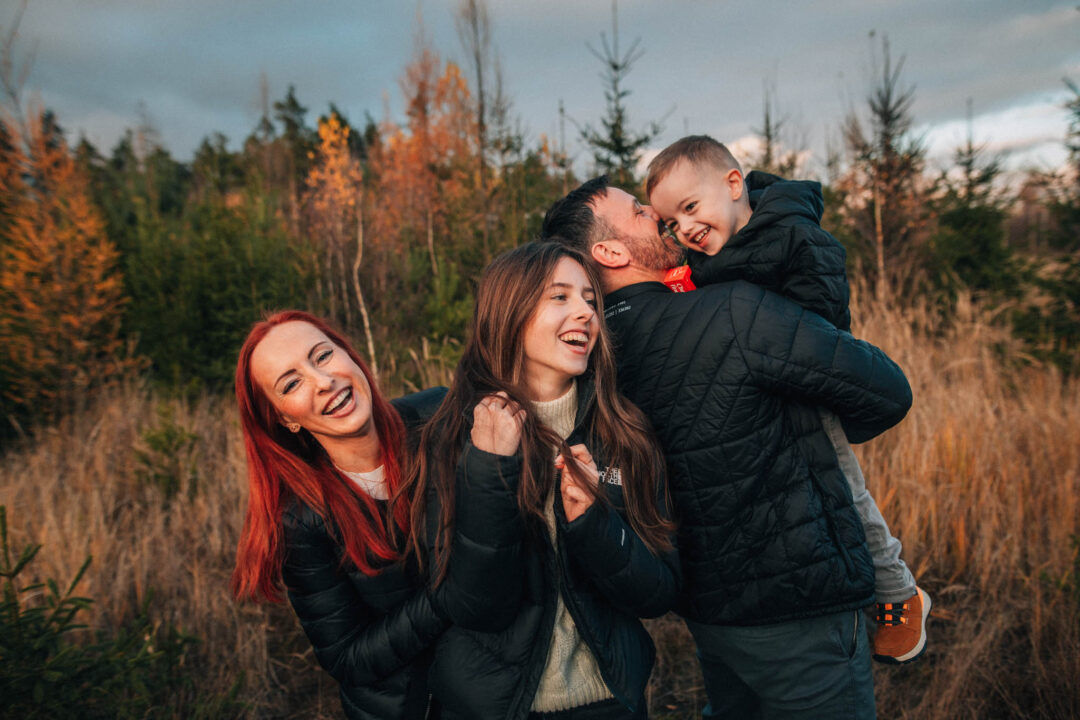 Rodinná fotografie, rodinné focení, veselá rodina v přírodě, láska, smích, emoce, fotograf Lukáš Kenji Vrábel