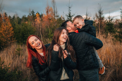 Rodinná fotografie, rodinné focení, veselá rodina v přírodě, láska, smích, emoce, fotograf Lukáš Kenji Vrábel