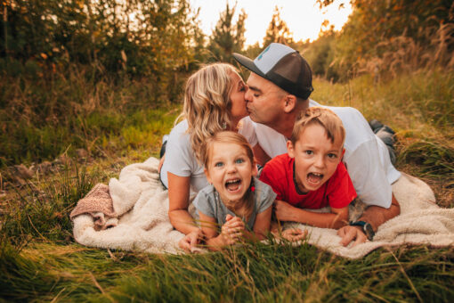 Rodinná fotografie, rodinné focení, veselá rodina v přírodě, láska, smích, emoce, fotograf Lukáš Kenji Vrábel