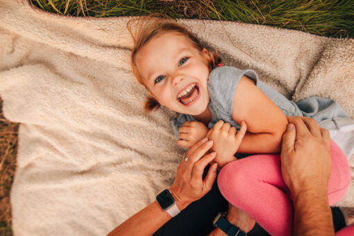 Rodinná fotografie, rodinné focení, veselá rodina v přírodě, láska, smích, emoce, fotograf Lukáš Kenji Vrábel