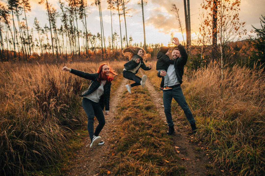 Rodinná fotografie, rodinné focení, veselá rodina v přírodě, láska, smích, emoce, fotograf Lukáš Kenji Vrábel