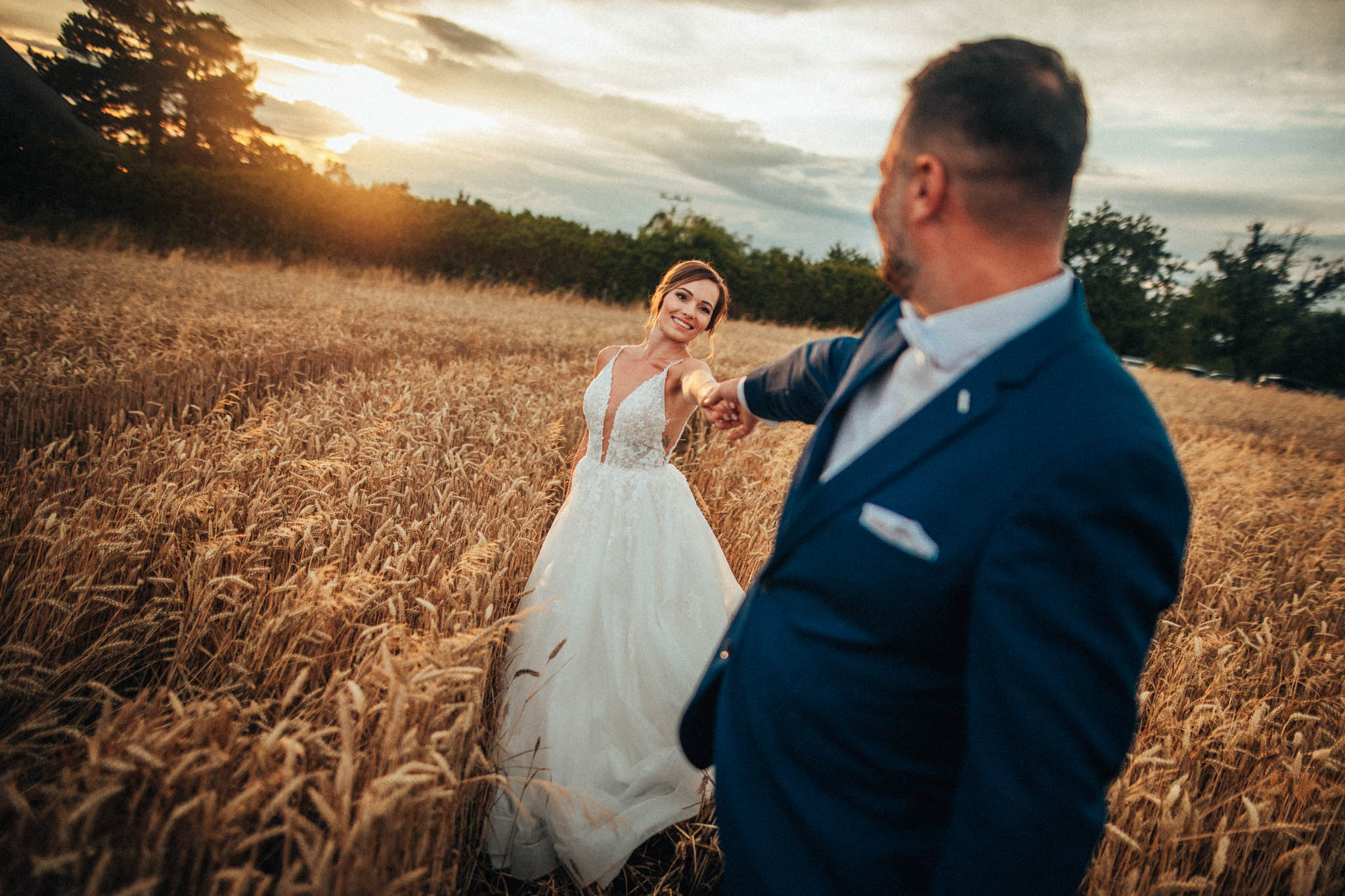 Svatební focení, novomanželé, ženich a nevěsta v přírodě, svatební fotograf
