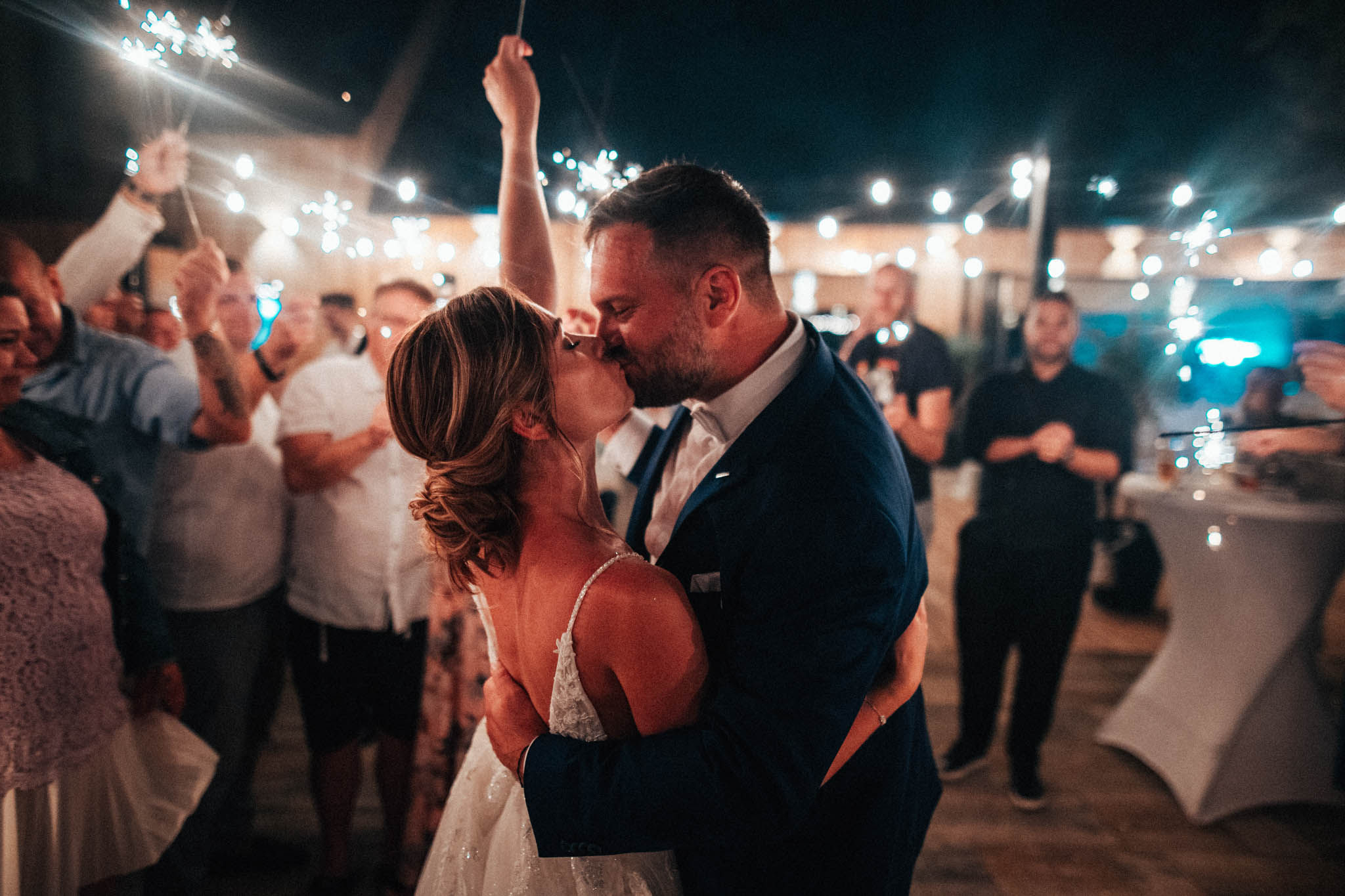 Svatební focení, novomanželé, ženich a nevěsta v přírodě, svatební fotograf