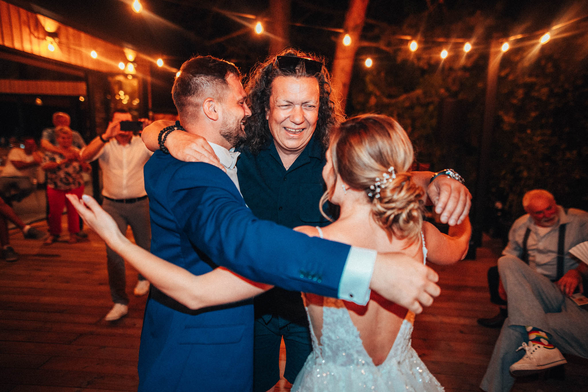 Svatební focení, novomanželé, ženich a nevěsta v přírodě, svatební fotograf