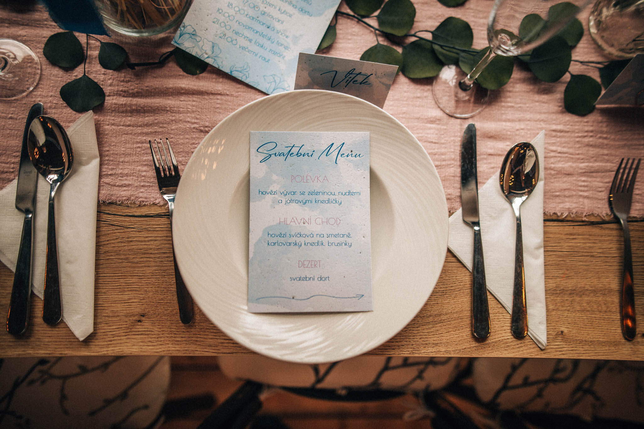 Svatební focení, novomanželé, ženich a nevěsta v přírodě, svatební fotograf