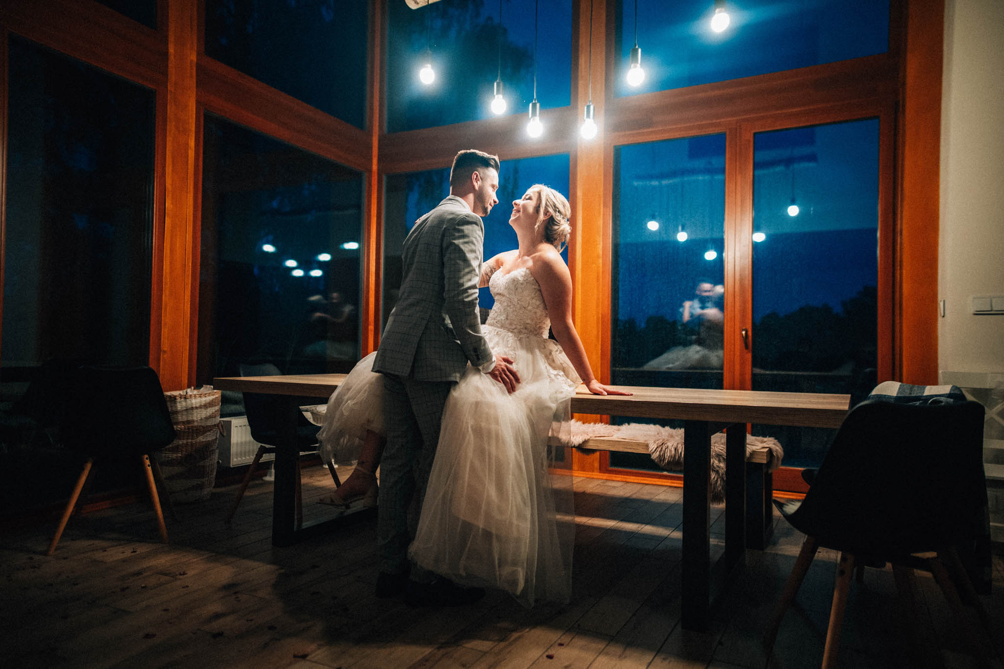 Svatební focení, novomanželé, ženich a nevěsta v přírodě, svatební fotograf