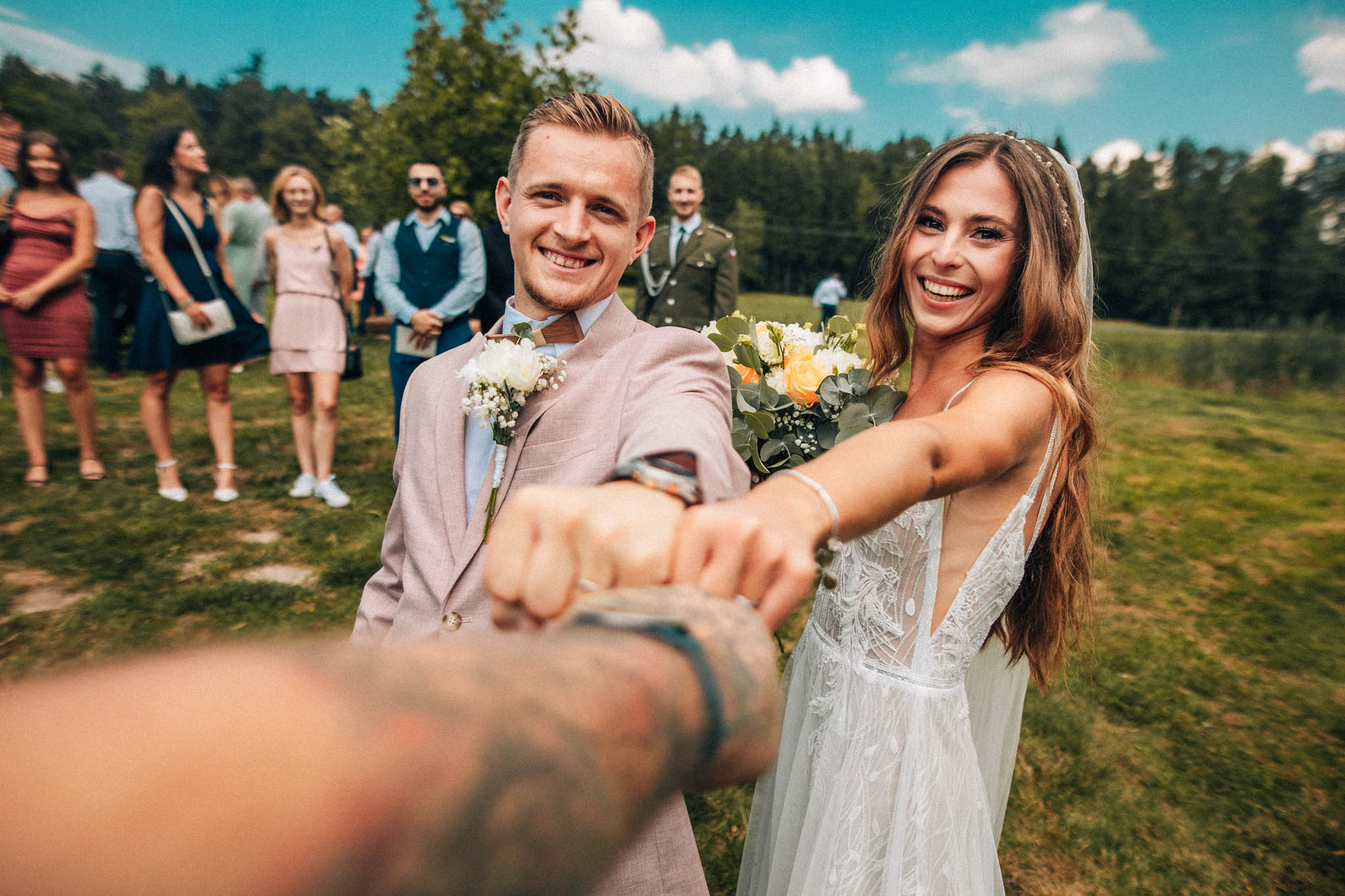Svatební focení, novomanželé, ženich a nevěsta v přírodě, svatební fotograf