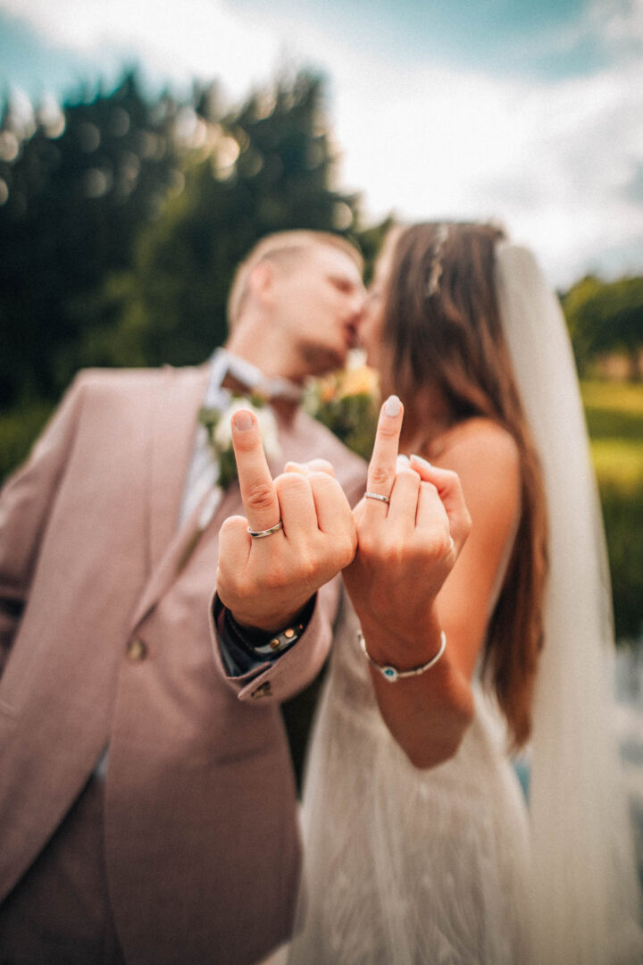 Svatební focení, novomanželé, ženich a nevěsta v přírodě, svatební fotograf