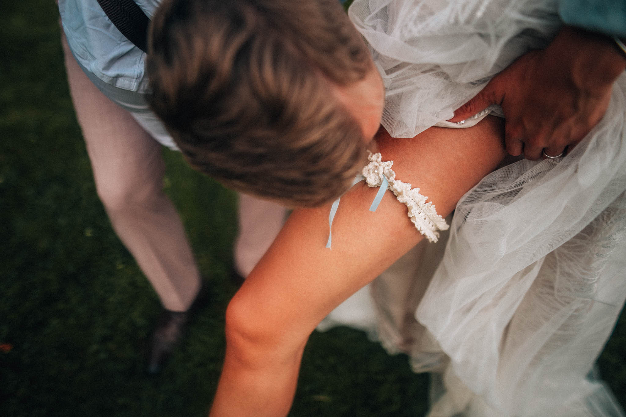 Svatební focení, novomanželé, ženich a nevěsta v přírodě, svatební fotograf