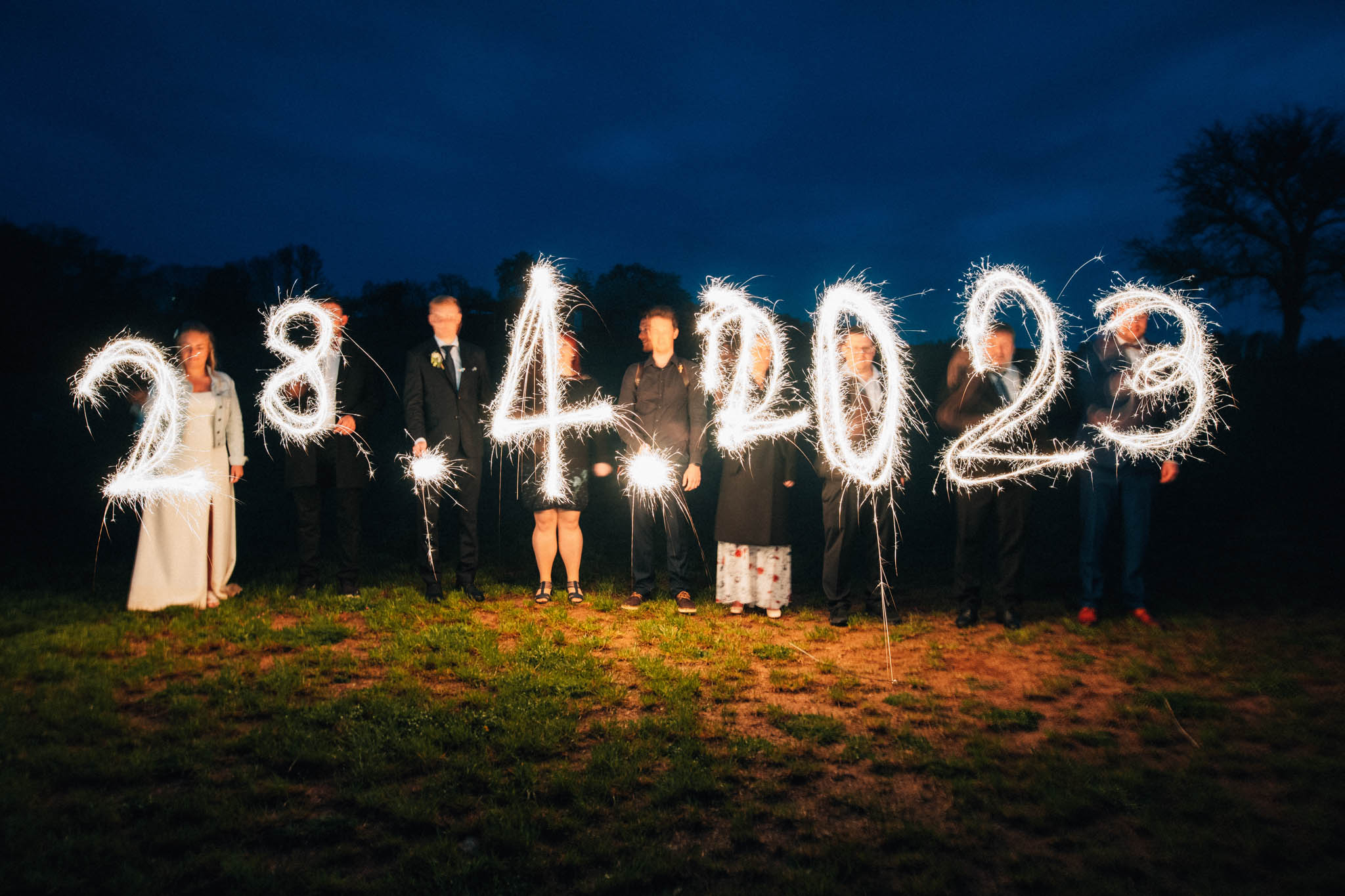 Svatební focení, novomanželé, ženich a nevěsta v přírodě, svatební fotograf