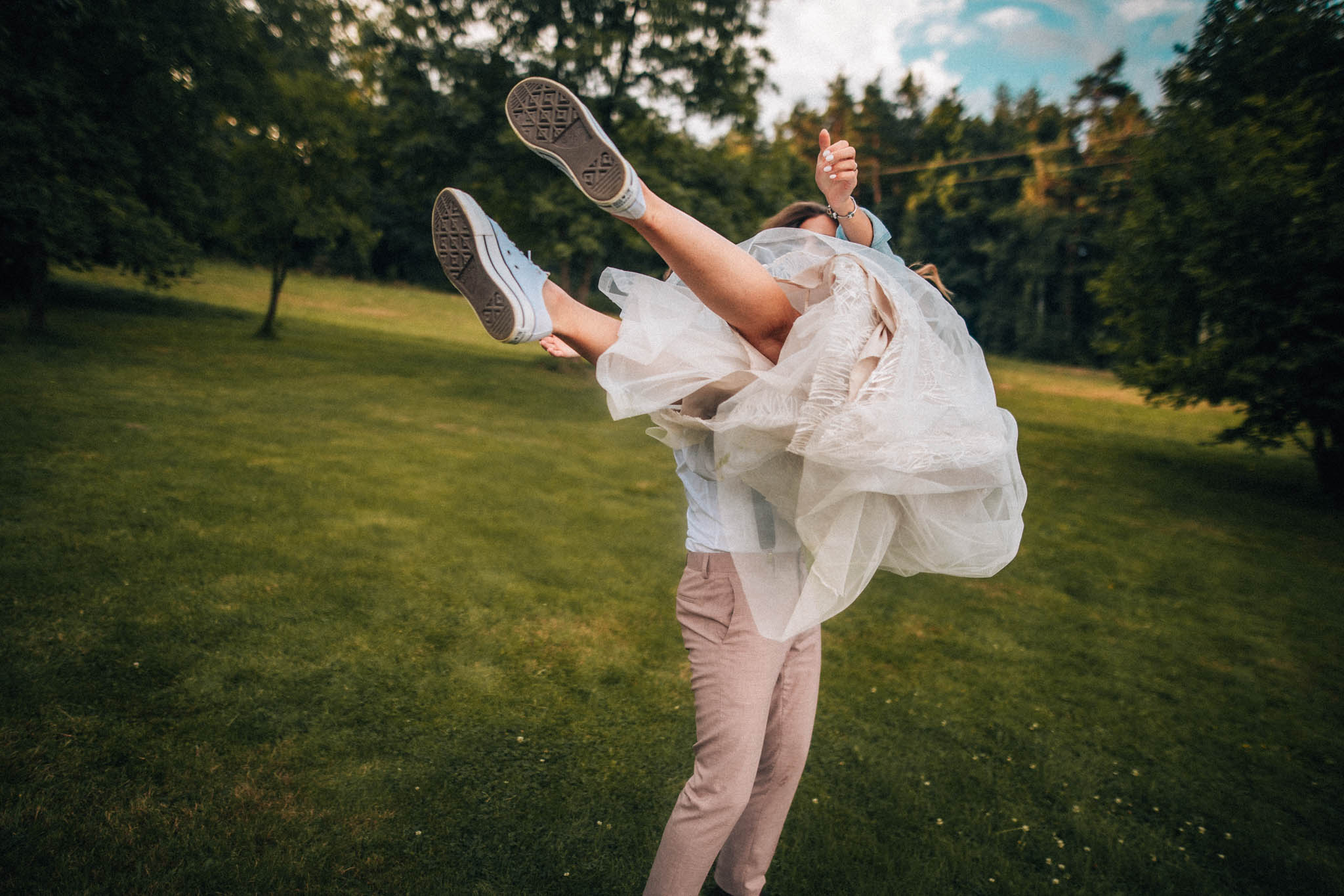 Svatební focení, novomanželé, ženich a nevěsta v přírodě, svatební fotograf