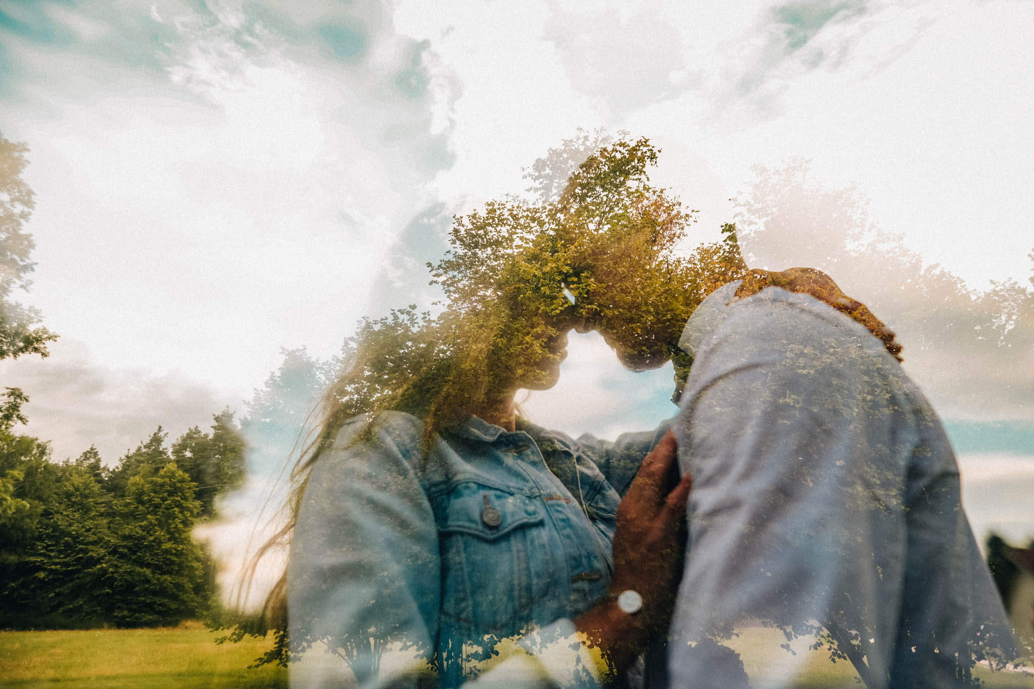 Svatební focení, novomanželé, ženich a nevěsta v přírodě, svatební fotograf