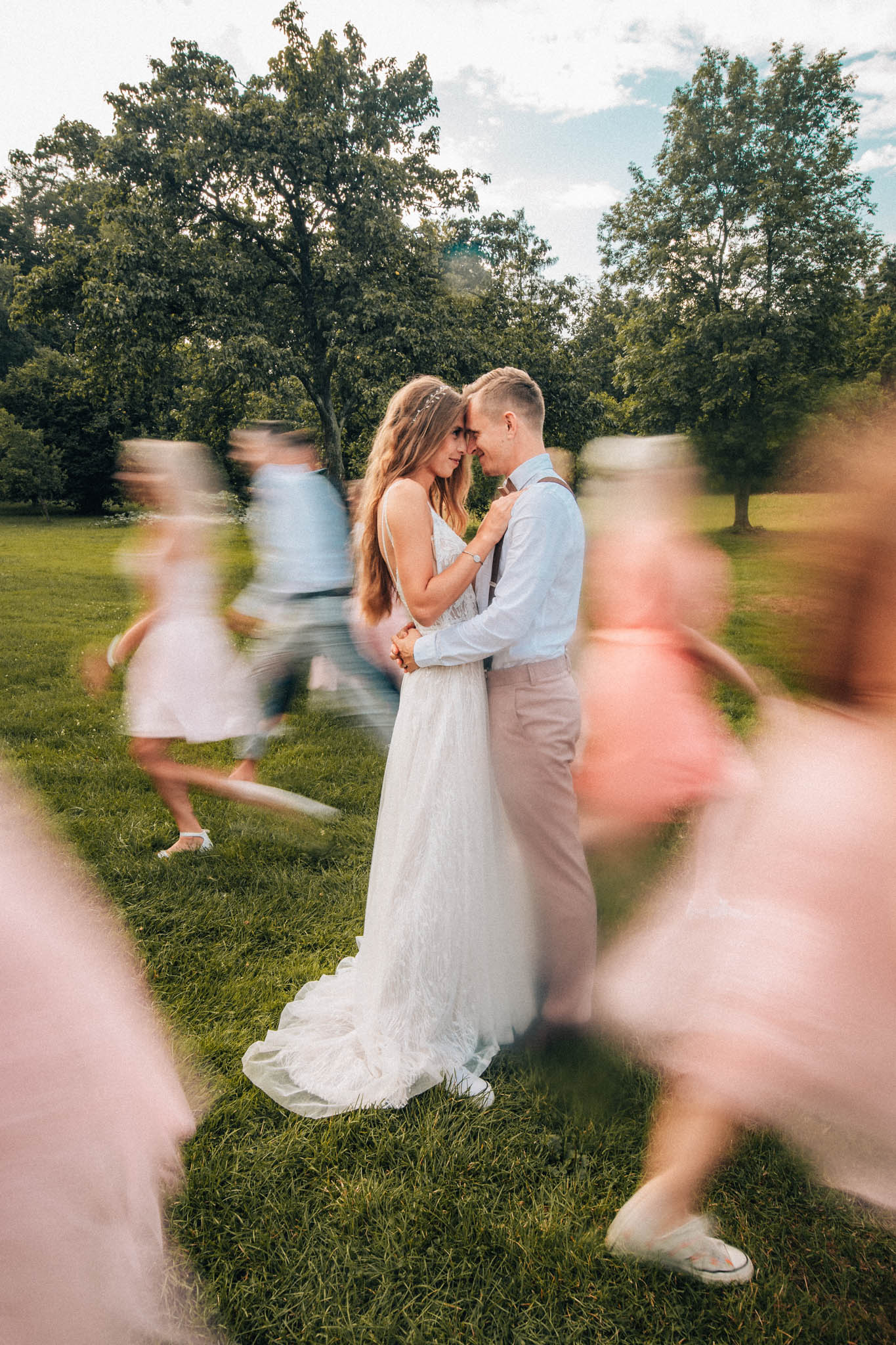 Svatební focení, novomanželé, ženich a nevěsta v přírodě, svatební fotograf
