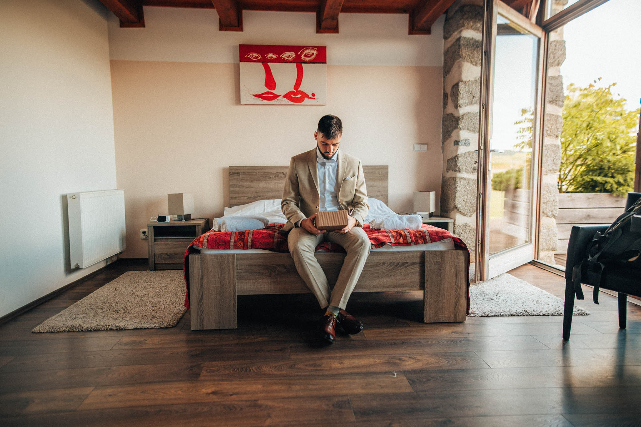 Svatební focení, novomanželé, ženich a nevěsta v přírodě, svatební fotograf